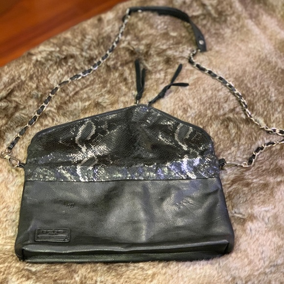 Bebe Reversible Flap Crossbody Black Snake-print - Picture 4 of 6